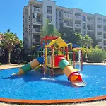 3 With Poolview In Cascadas Слънчев бряг